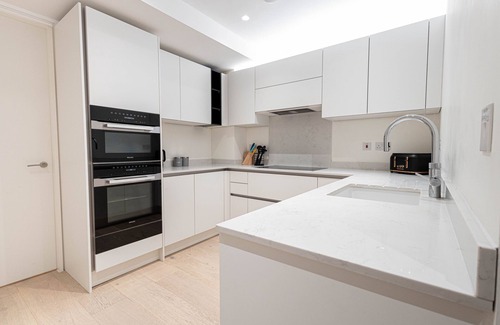 Dartmouth Park Apartment | Spacious Three Bedroom near to Tube Stations, Tufnell Park Haven, & Central London