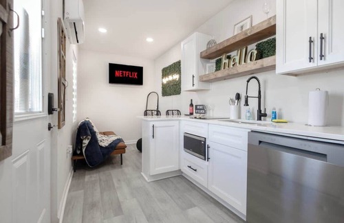Browns Mill Park Apartment | Spacious Tiny Home By Airport-Free Prkng-Fast WiFi