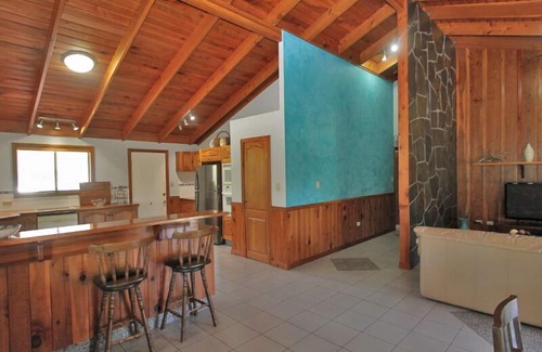 Amity Point Apartment | Spacious top floor 4 bedroom unit - walking distance to beach