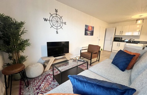 Borehamwood Apartment | Spacious top-floor flat | Parking | Step-free access