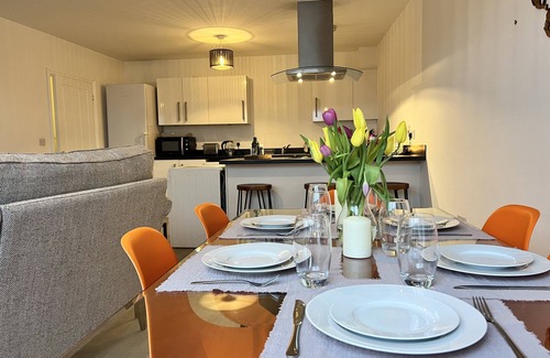 Borehamwood Apartment | Spacious top-floor flat | Parking | Step-free access