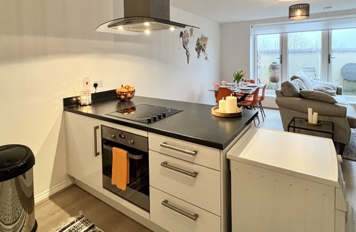 Borehamwood Apartment | Spacious top-floor flat | Parking | Step-free access