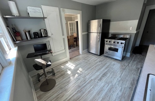 North Queen Anne House | SPACIOUS Town home in Queen Anne 3 BLKS to Ship Canal 10 min UBER to Cruise Term
