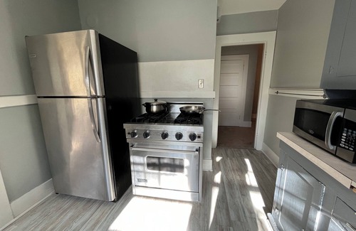 North Queen Anne House | SPACIOUS Town home in Queen Anne 3 BLKS to Ship Canal 10 min UBER to Cruise Term