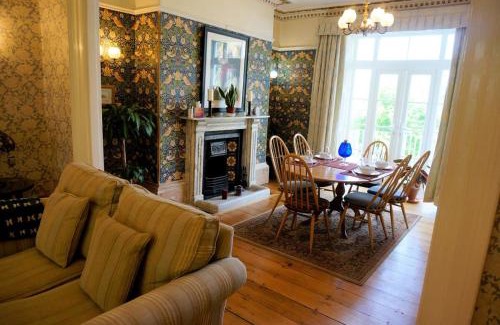 Plymouth House | Spacious Town House with Swimming Pool
