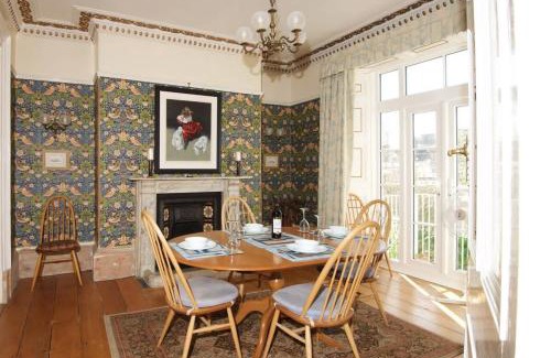 Plymouth House | Spacious Town House with Swimming Pool