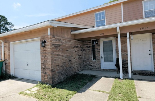 Wright House | Spacious Townhouse. Only 7 Miles to Beach!