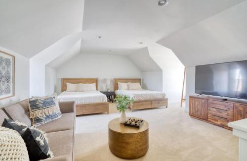 North Tabor House | Spacious Townhome Combination for the Whole Family