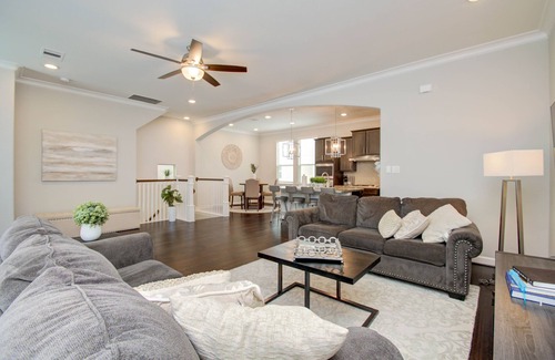 Central Southwest House | Spacious Townhome - Texas Medical Center
