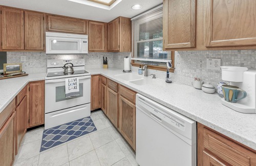 Lake Lure House | Spacious townhome within steps of Apple Valley Golf Course-Indoor pool!