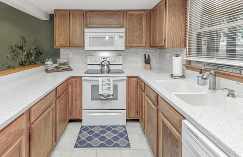 Lake Lure House | Spacious townhome within steps of Apple Valley Golf Course-Indoor pool!