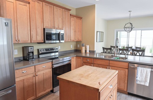 Bayside Village House | Spacious townhouse 4 miles from the beach