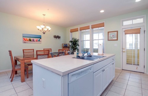 Sunset Island House | Spacious townhouse in a beautiful gated community located on the bayside at 67th Street