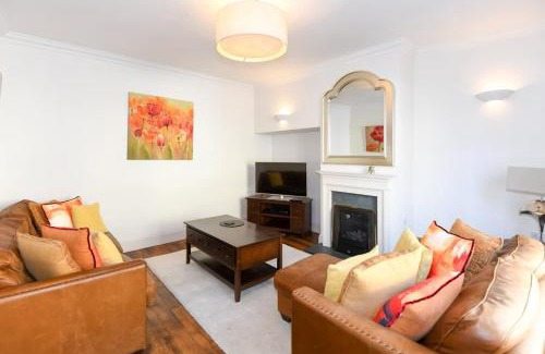 Wells House | Spacious Townhouse Private Parking Central Wells