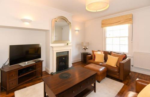 Wells House | Spacious Townhouse Private Parking Central Wells