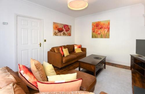 Wells House | Spacious Townhouse Private Parking Central Wells