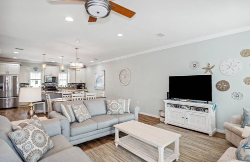 Ono Island House | Spacious townhouse| Walk or Bike to Pool or Beach| Pet Friendly| Free Golf| White Sugar Sand Beaches