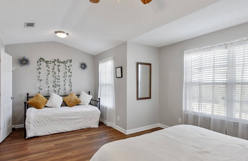 Savannah House | Spacious Triple 7 Townhome near Downtown Savannah