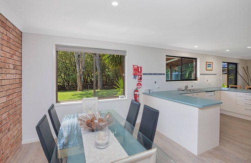 Tuncurry House | Spacious. Tropical. Waterfront.