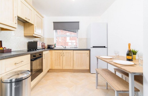 Seisdon Apartment | Spacious Two Bed Apartment - Parking