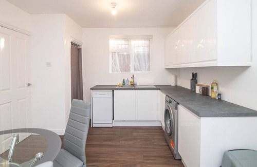 Brierley Hill House | Spacious Two-Bed House with Parking and Garden