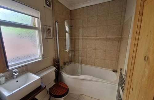 West Ealing Apartment | Spacious two bedroom garden flat close to West Ealing Elizabeth line station