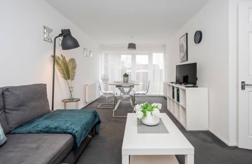 Cheshunt House | Spacious two bedroom house w/garden- close to London Luton airport!