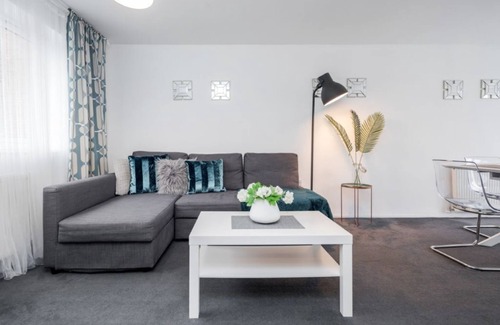 Cheshunt House | Spacious two bedroom house w/garden- close to London Luton airport!