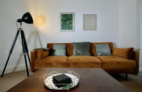 Long Hanborough House | Spacious two-bedrooms house, private parking, contractors, relocators