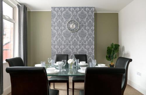 Grantham Apartment | Spacious & Unique Family and Contractor House & Parking & A1 Road