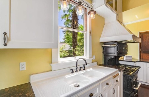 Gilroy House | Spacious & Unique Home In the Bay