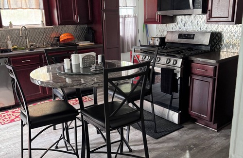 Geneva House | Spacious unique property with 4.5 bedrooms in Geneva.WiFi handicapped accessible