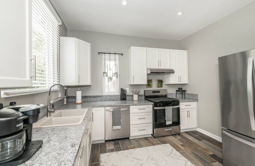 Roselawn Finance House | Spacious, Updated 6 BDR Home Sleeps 14! Perfect for Families or Large Groups