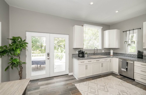 Roselawn Finance House | Spacious, Updated 6 BDR Home Sleeps 14! Perfect for Families or Large Groups