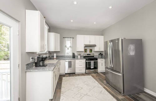 Roselawn Finance House | Spacious, Updated 6 BDR Home Sleeps 14! Perfect for Families or Large Groups