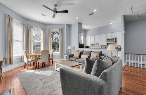 Dixon Park House | Spacious Updated Home Ideal For Groups W/Parking by Lucky Savannah