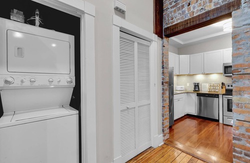 Dixon Park House | Spacious Updated Home Ideal For Groups W/Parking by Lucky Savannah