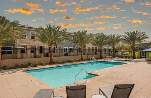 Santa Clarita House | Spacious, upgraded 3 bedroom townhome