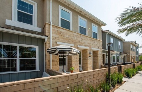 Santa Clarita House | Spacious, upgraded 3 bedroom townhome