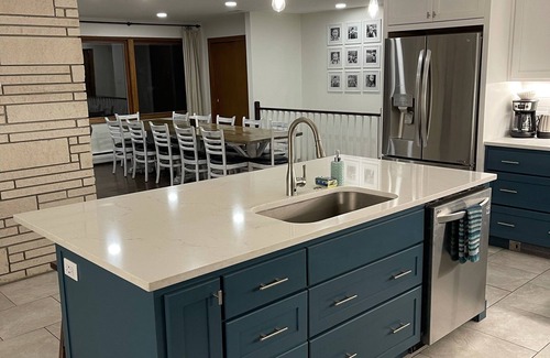 Pullman House | Spacious Upper Level Near Park N Ride - 8+ people