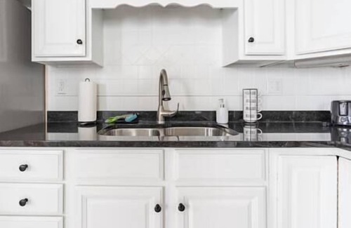 Uptown House | Spacious Uptown Home~Steps to Shops, Beach & Cafes