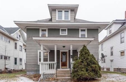 Uptown House | Spacious Uptown Home~Steps to Shops, Beach & Cafes