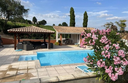 Sainte-Croix-Du-Mont Villa | Spacious Villa among vineyards