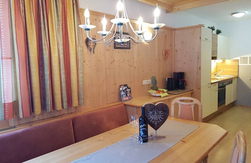 Sankt Leonhard im Pitztal Apartment | Spacious vacation apartment, 74m2, top furnishings in Tyrolean style, 2 bedrooms