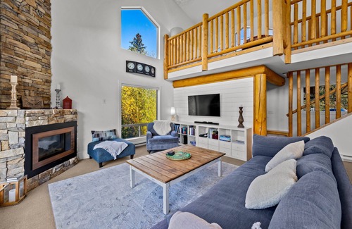 Fairways House | Spacious Vacation Home with 3 Bedroom + Loft & Den, 3 Bathroom, Private Hot Tub and Gorgeous Kitchen