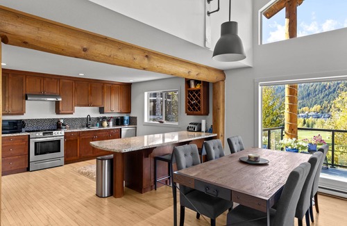 Fairways House | Spacious Vacation Home with 3 Bedroom + Loft & Den, 3 Bathroom, Private Hot Tub and Gorgeous Kitchen