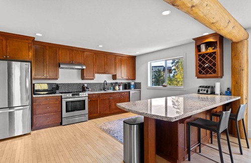 Fairways House | Spacious Vacation Home with 3 Bedroom + Loft & Den, 3 Bathroom, Private Hot Tub and Gorgeous Kitchen