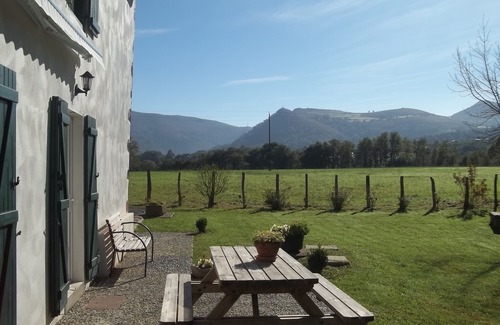 Bidarray House | Spacious vacation home close to mountains and beaches in the heart of the Basque Country