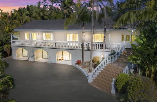 Dural House | Spacious Vacation Home in Dural with Tennis Court