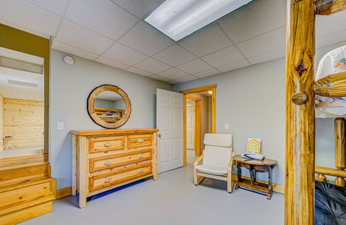 Dahlonega House | Spacious vacation retreat w/private hot tub, pool table, WiFi, & expansive deck